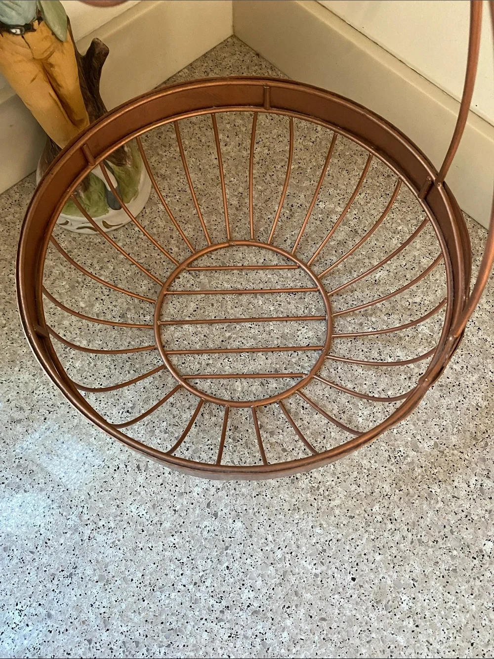 LIKE NEW Hammered Copper-Finished Wire Fruit Basket/Banana Hanger